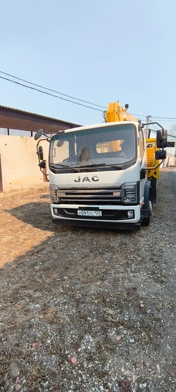 JAC N120 Бортовой с КМУ — фото 1