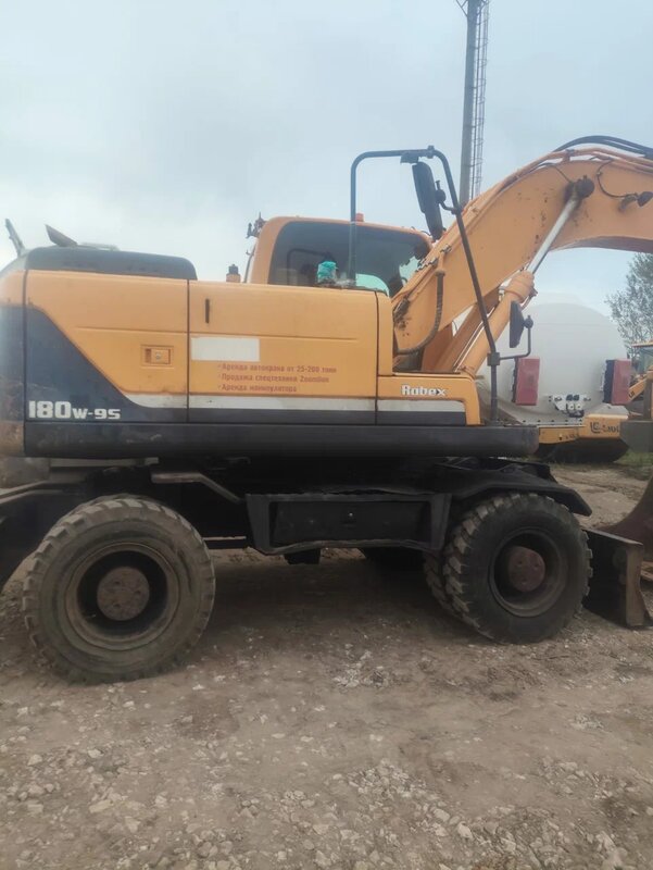 Hyundai R180 Экскаватор колесный — фото 12
