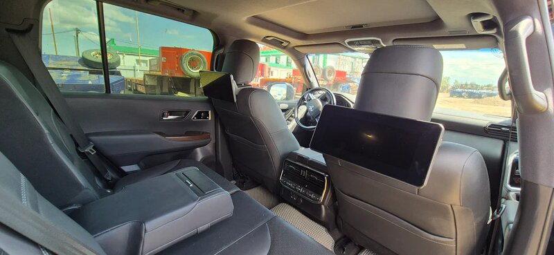 Toyota LAND CRUISER 300 — фото 12