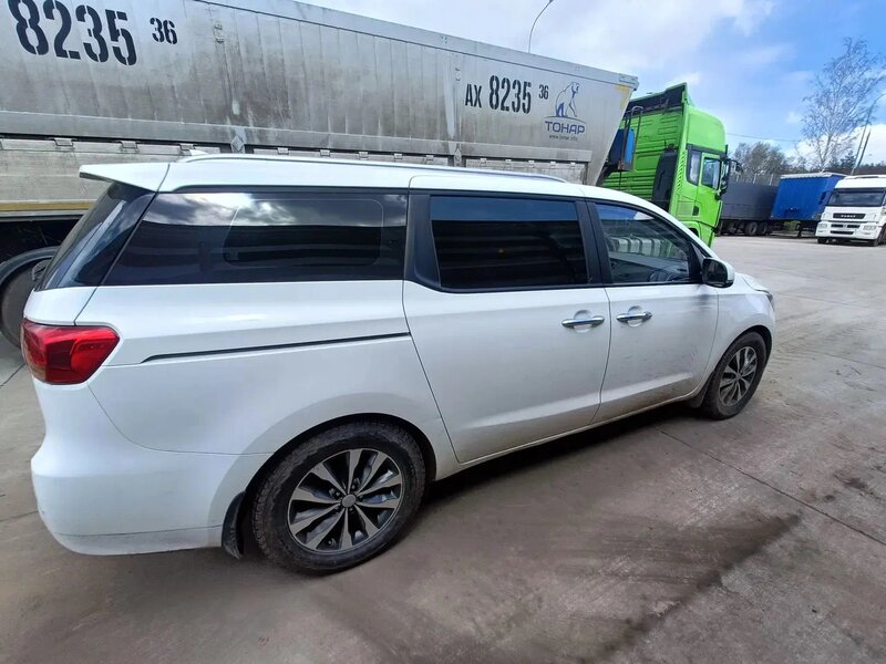 Kia Carnival — фото 5