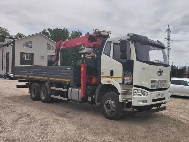 FAW J6 6x4 Бортовой с КМУ — фото 3