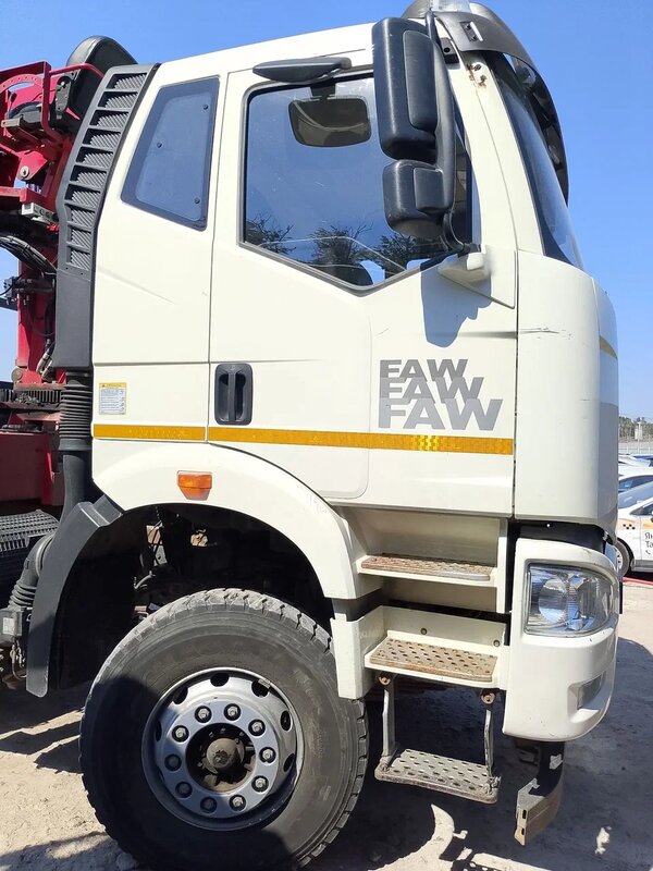 FAW J6 6x4 Бортовой с КМУ — фото 3